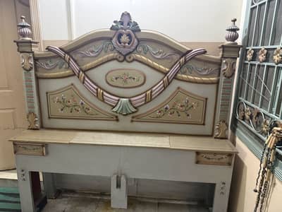 Only bed no side tables no dressing