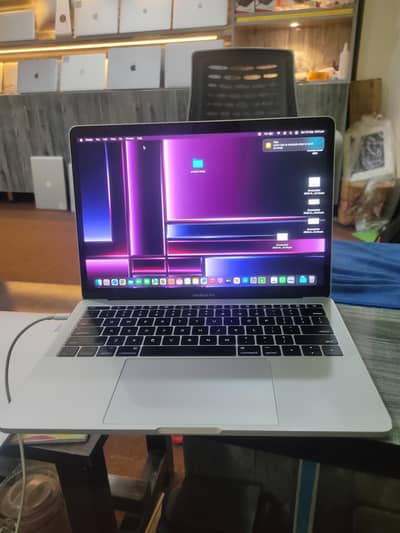 MacBook pro 2017 core i7 16gb RAM 512 SSD