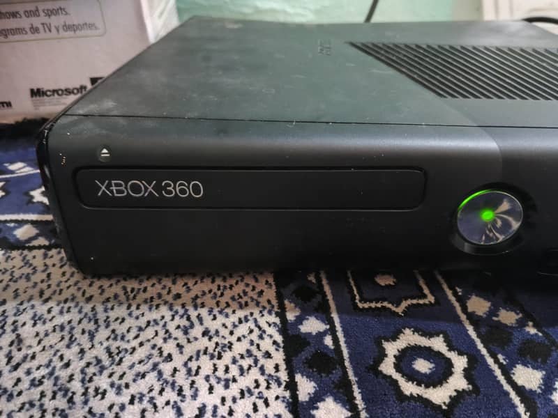 Xbox 360slim With wireless controller 1