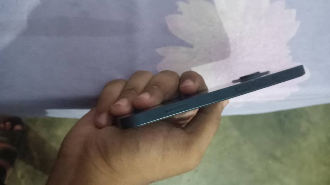 Apple iPhone 13 4