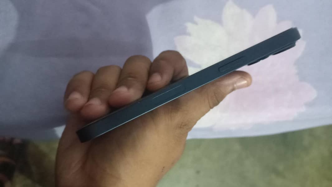 Apple iPhone 13 5