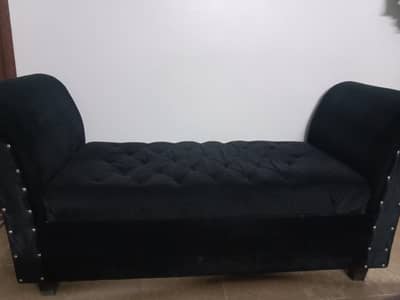 2 seater seti in black velvet