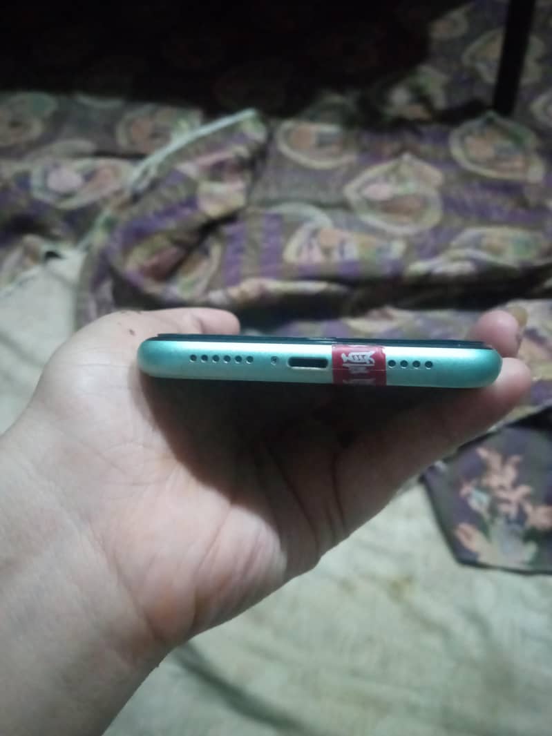 iPhone 11 4