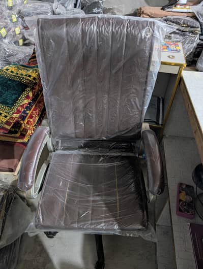 Luxury Executive Revolving Chair – Brand New Condition