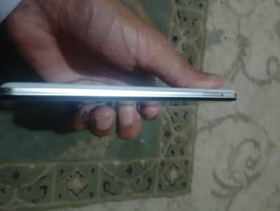 Aquos r5g