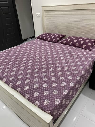 Off-white wooden king size bed