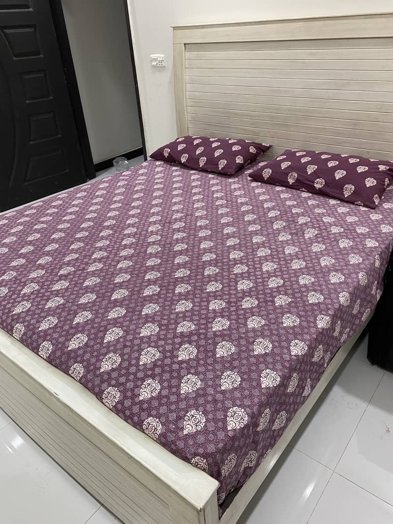 Off-white king size bed 0