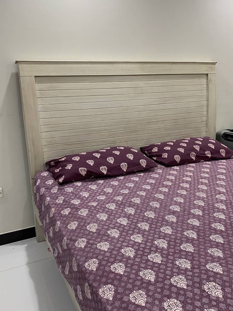 Off-white king size bed 1