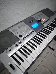 yamaha E403 bramd new condition professional keyboard piano