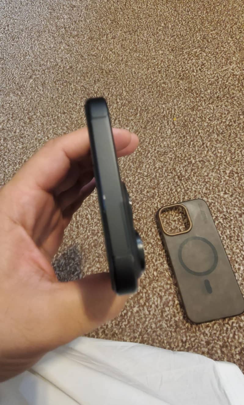 iPhone 16 Pro Max 3