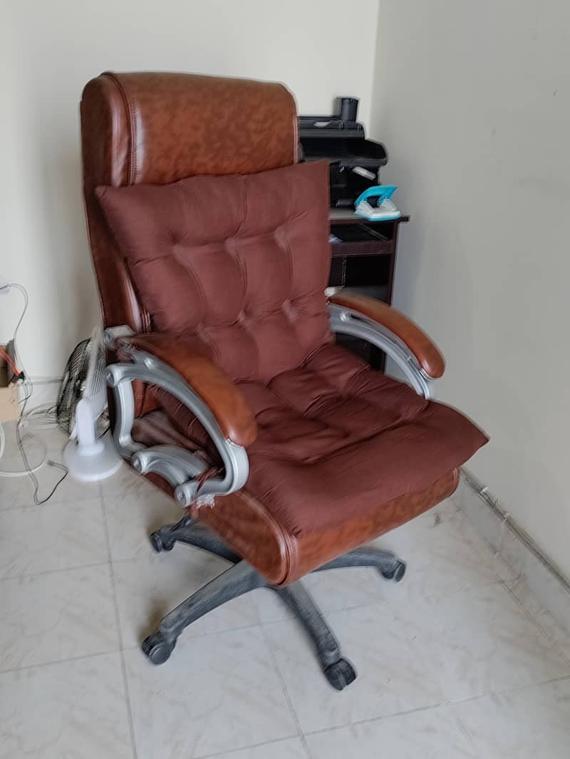 Executive Table, Chair & Computer Table 1