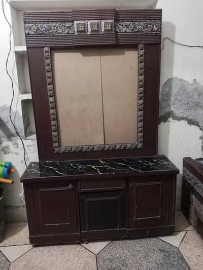 dressing table without mirror 5/10 condition