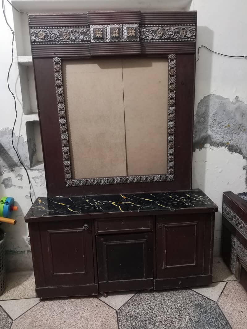 dressing table without mirror 5/10 condition 0
