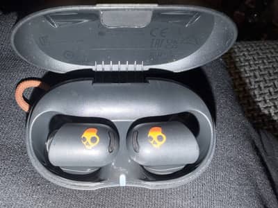 Skull candy earbuds / airpods