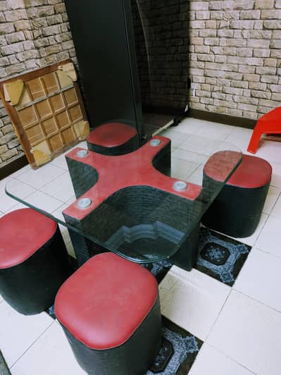 Centre table with 4 puffies