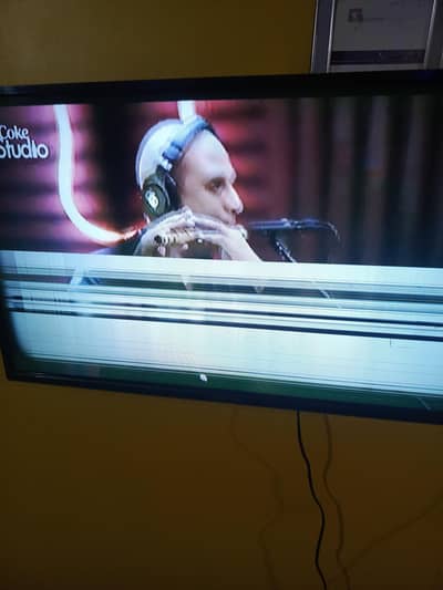 (Urgent sale) samsung original led 32  good Condition glas panel crack