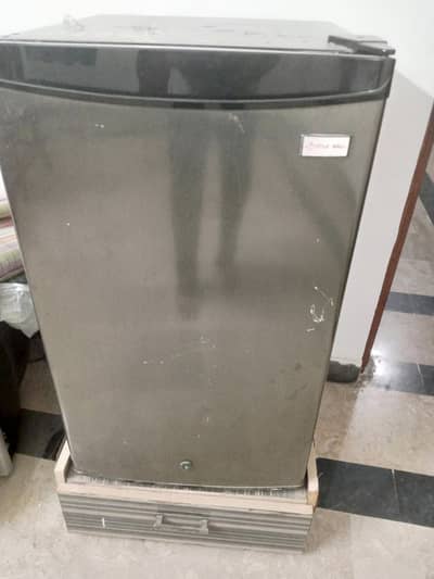 Room refrigerator