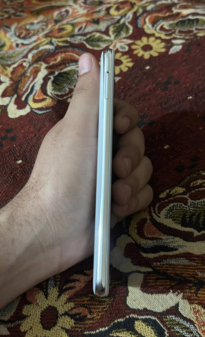 Sharp Aquos R2 3
