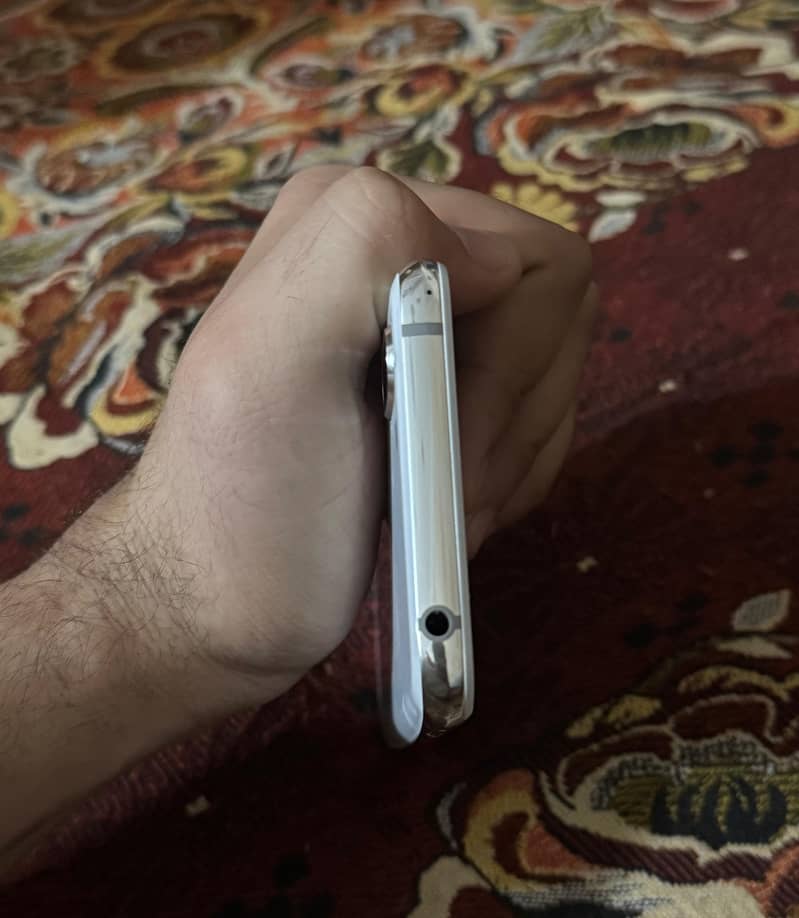 Sharp Aquos R2 4