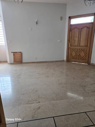 Independent Ground Portion Unfurnished With Lawn