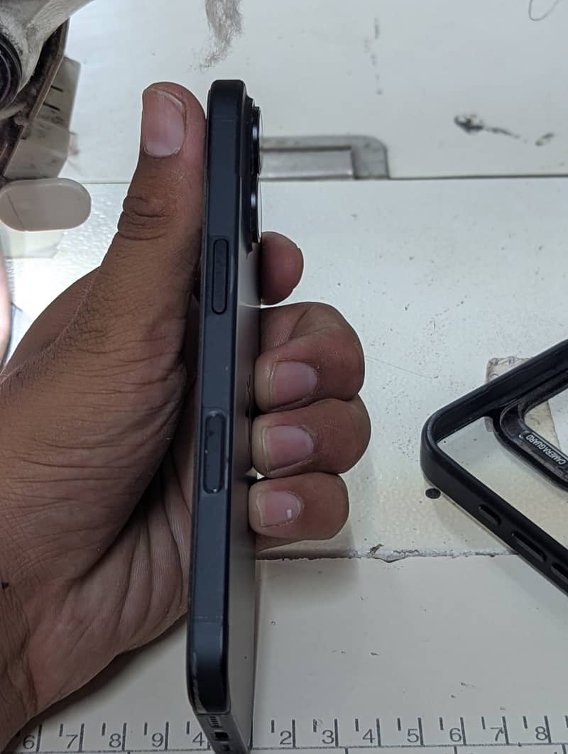 Apple iPhone 16 4
