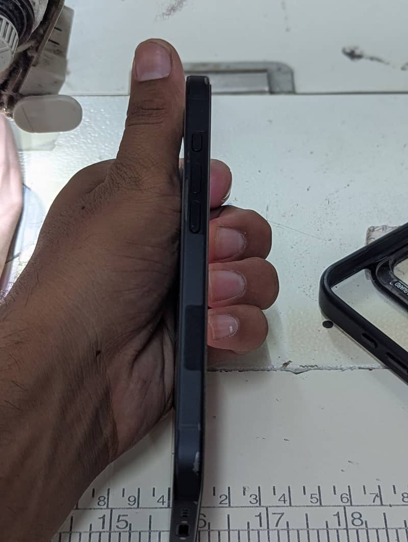Apple iPhone 16 5