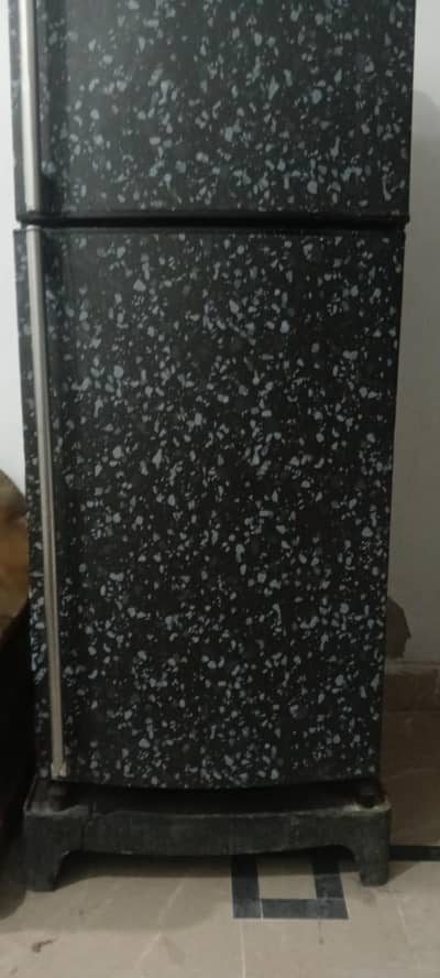 good condition fridge 8/10 discount available with a gift
