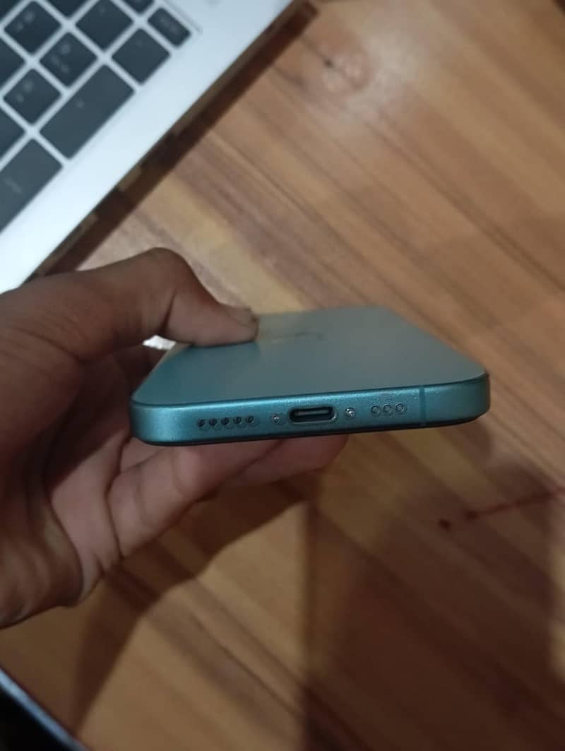 Apple iPhone 16 3