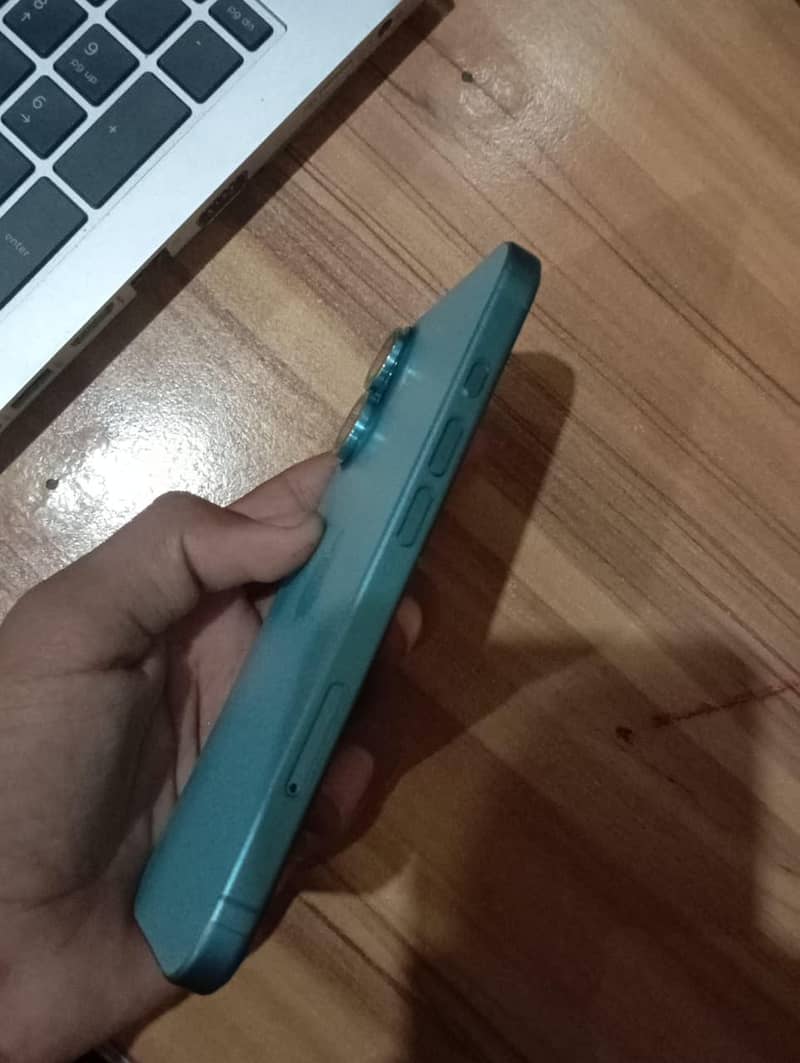 Apple iPhone 16 4