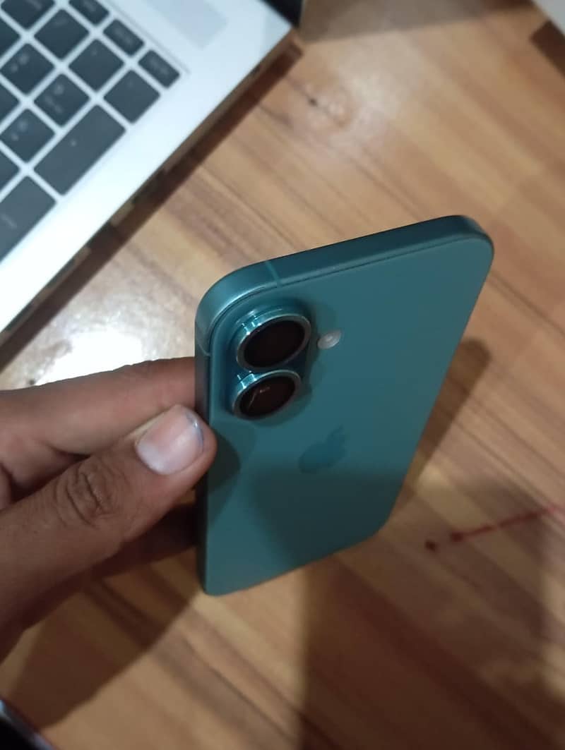 Apple iPhone 16 5