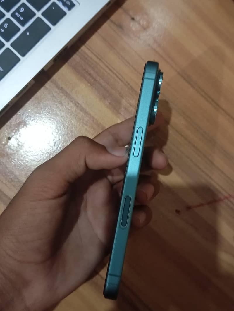 Apple iPhone 16 7
