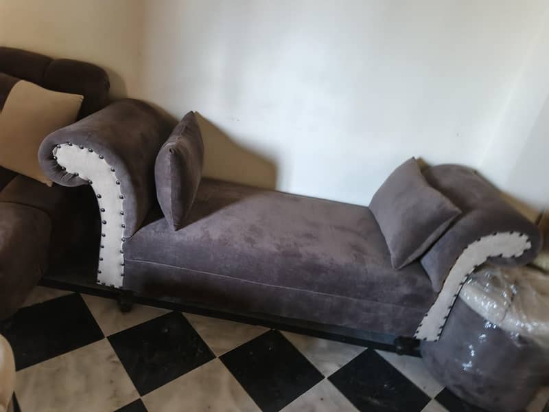 7 seater sofa+dewan+10 cutains+ table+5 stools 6