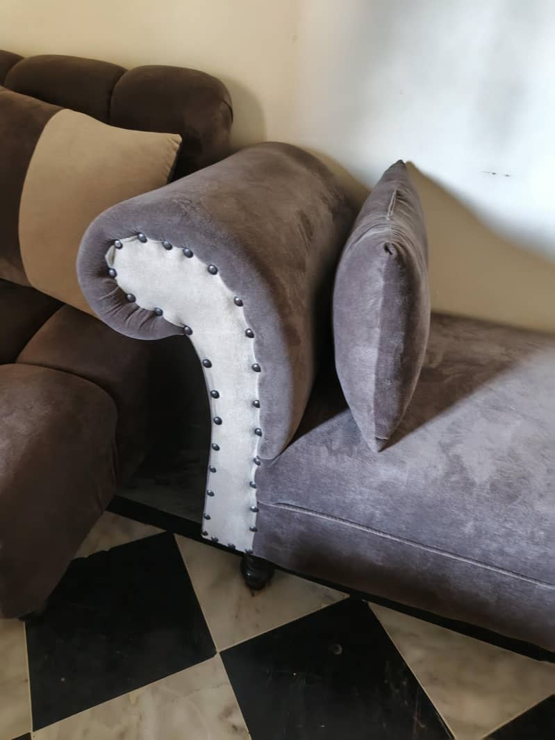 7 seater sofa+dewan+10 cutains+ table+5 stools 8