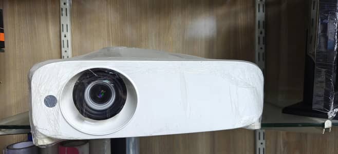 Projector Panasonic True to Life Color 5,000 Lumens Ultra Bright