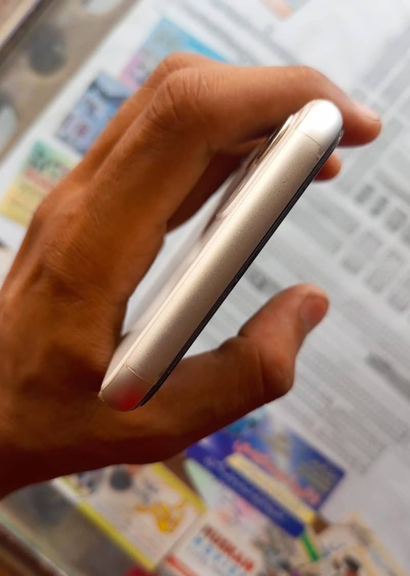 Apple iPhone 11 4