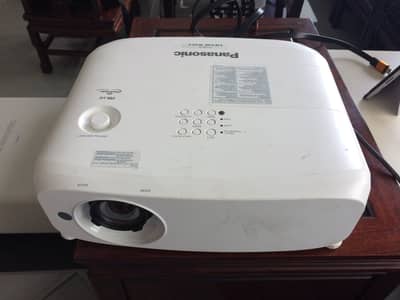 Projector Panasonic True to Life Color 5,000 Lumens Ultra Bright