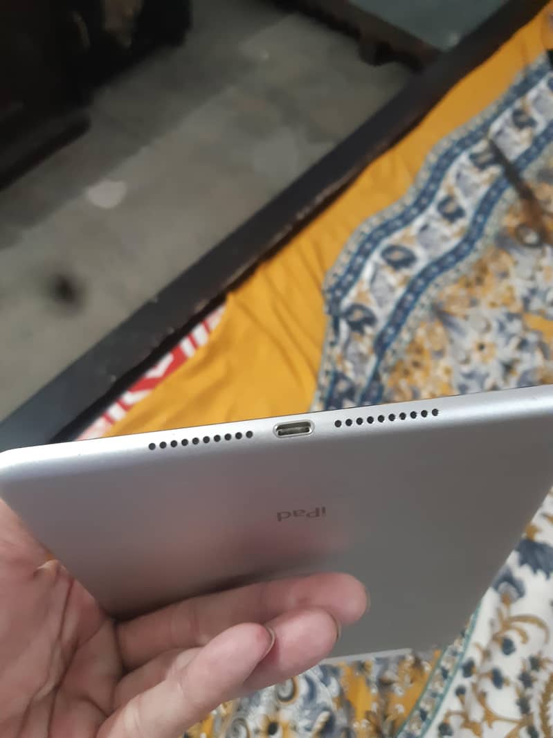 ipad mini 4  10/10 condition 1