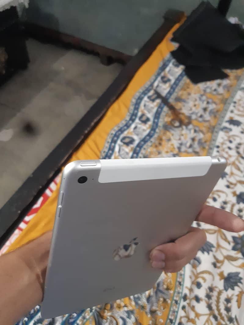 ipad mini 4  10/10 condition 2