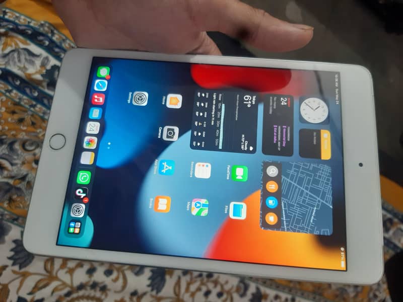ipad mini 4  10/10 condition 3
