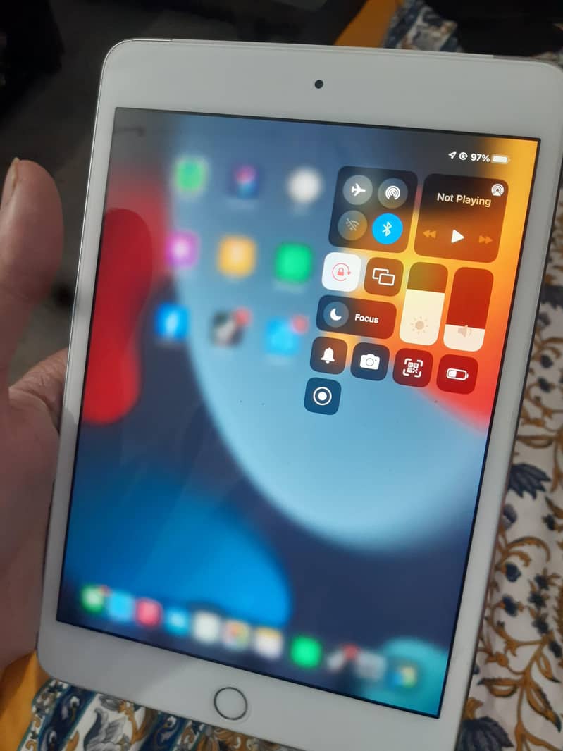 ipad mini 4  10/10 condition 5