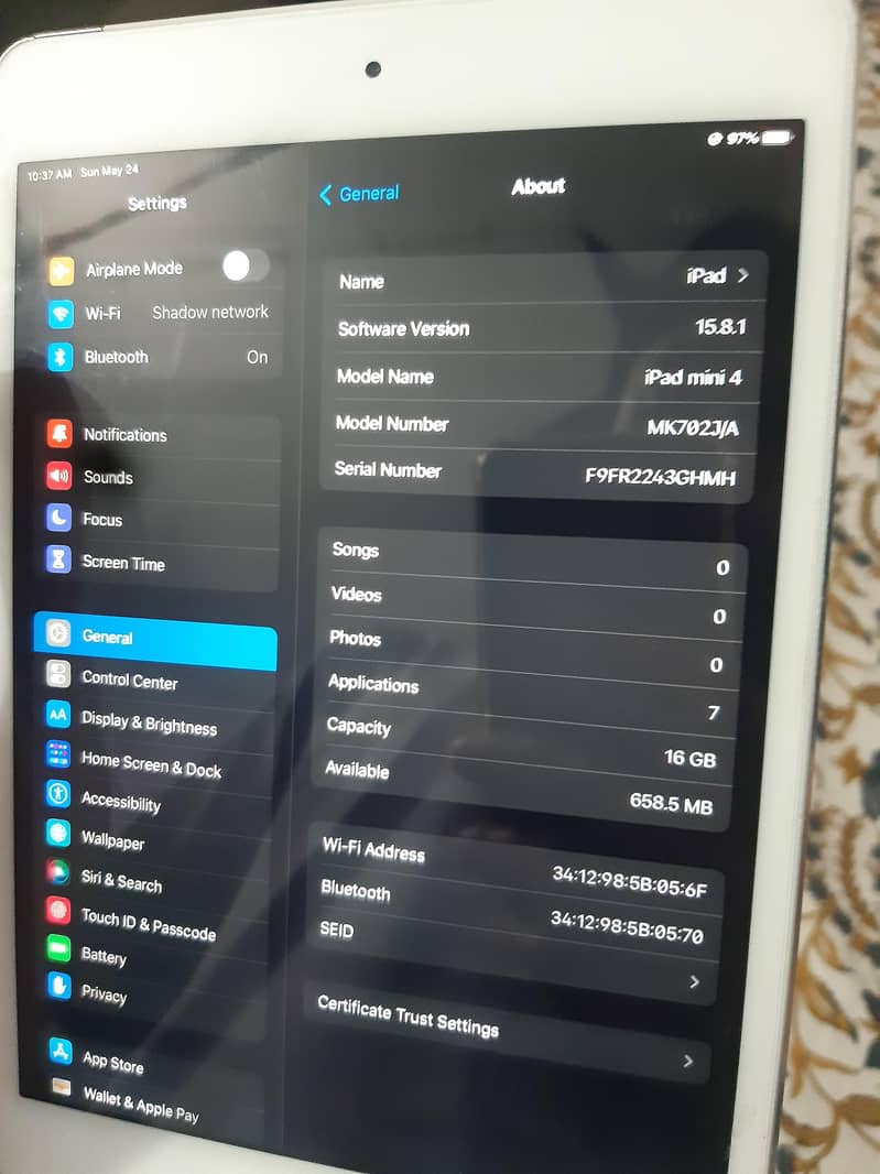 ipad mini 4  10/10 condition 6