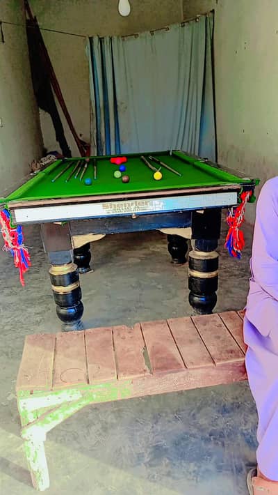 snooker table 100% ok 4' * 8'with balls and sticks