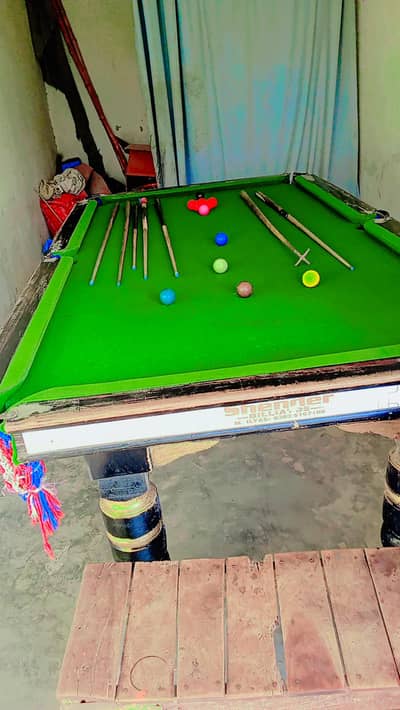 snooker table 100% ok 4' * 8'with balls and sticks