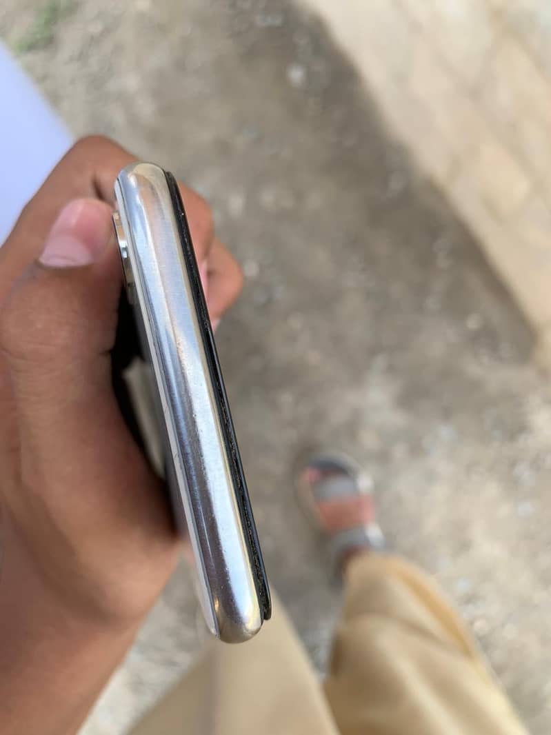 Apple iPhone X 4