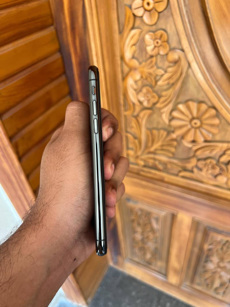 iPhone XS 3