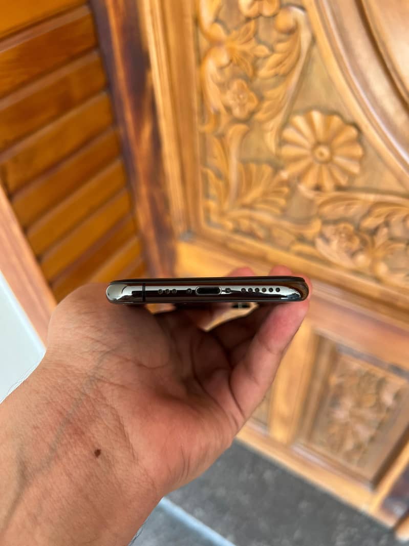 iPhone XS 4