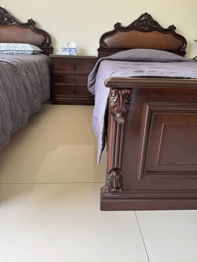2 single beds + working table