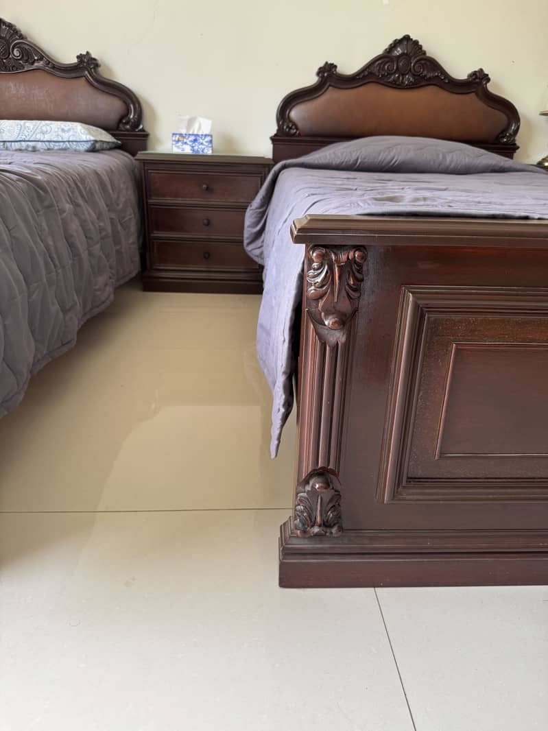 2 single beds + working table 0