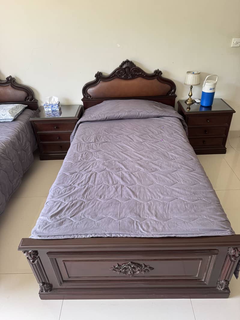 2 single beds + working table 1
