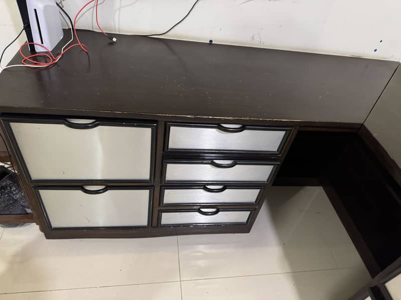 2 single beds + working table 2